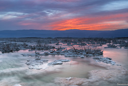Рассвет на Мертвом море / Солевые отложения во время рассвета