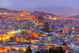 Барселона / Вид с холма Монжуик на Барселону со строящейся Саграда Фамилия, Испания