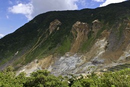 Сероводородные источники / Долина гейзеров Оваку-дани, где окутанные паром сероводородные источники дают знать о прежней активности вулкана Хаконэ
