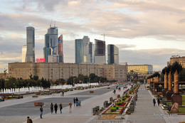 Москва не сразу строилась / Вид на Кутузовский проспект со стороны мемориального комплекса &quot;Парк Победы&quot;