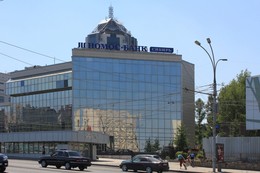 Москва не сразу строилась / Фото сделано вначале лета, местечко на ул Кирова в Новосибирске было отстроено за одно лето.