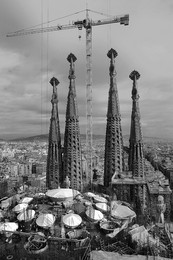 Москва не сразу строилась / ...как и Sagrada Familia в Барселоне.
Собор строится уже 132 года. ))
