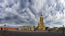 Петропавловская крепость. / Петропа́вловская кре́пость — крепость в Санкт-Петербурге, расположенная на Заячьем острове, историческое ядро города. Официальное название — Санкт-Петербу́ргская, в 1914–1917 годах — Петрогра́дская крепость.