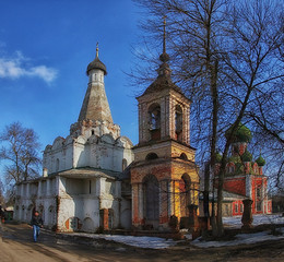 Церковь Петра митрополита / Це́рковь Петра́ митрополи́та — православная шатровая церковь на Садовой улице города Переславля-Залесского, редкий памятник архитектуры XVI века. Закрыта, требует реставрации.Церковь известна с 1420 года как деревянная.[3] Каменная церковь освящена 27 сентября 1584 или 1585 (7093) года.[2]

Ввиду того, что церковь значится с XVII в. на государевом старом дворе, можно думать, что она была домовой дворцовой церковью и что строителем её был кто-нибудь из великих князей Московских.