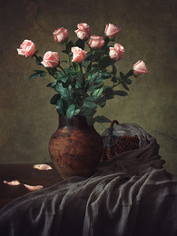 Натюрморт с розовыми розами / классический цветочный натюрморт