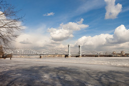 Финляндский железнодорожный мост / Финляндский железнодорожный мост — разводной мост через Неву на Финляндской соединительной железнодорожной ветке. Фактически это два почти вплотную примыкающих друг к другу моста, имеющих общее название. Верховой мост предназначен для движения поездов в восточном направлении (в сторону Ладожского вокзала), низовой — для движения в западном направлении с выходом на московское направление.