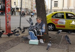Жизнь как она есть / София. Центр города.. Пожилая женщина заботится о голубях. Богатство - это не только деньги.