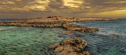 Мальта побережье / Мальтийский курортный город Qawra побережье в феврале