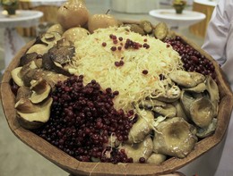 Сибирские разносолы. / Блюдо с сибирскими разносолами представлено на кулинарной выставке Новосибирского Экспоцентра предприятием &quot;Добрянка&quot;