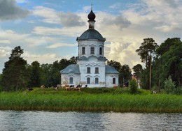 По берегам Селигера / Церковь Воздвижения Креста Господня Нило-Столобенской пустыни,Храм Воздвижения Честного Креста Господня стоит на юго-западной стороне острова Столобный, в стороне от комплекса монастыря, там, где раньше стояла каменная часовня, построенной в память о пребывании в пустыни Серемской преподобного Нила. Храм имеет одну главу, в нижней части он – квадратный, а в верхней – восьмиугольный. Ранее у храма была каменная ограда с двумя входами, похожими на церковь. Храм был возведен в 1784-1788 годах на средства жертвователей.