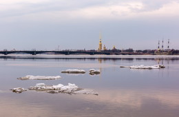 Вид на Троицкий мост и реку Неву во время ледохода / ---
