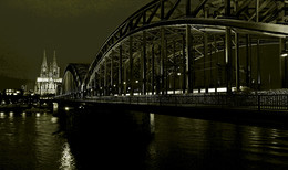 &nbsp; / Мост Гогенцоллернов (нем. Hohenzollernbrücke) — стальной арочный железнодорожный мост через реку Рейн, расположенный на расстоянии 688,5 км от истока в крупнейшем городе федеральной земли Северный Рейн-Вестфалия — Кёльне (Германия). Вместе с расположенными у разных концов моста вокзалами Кёльн и Кёльн–Мессе/Дойц является одним из важнейших железнодорожных узлов в Европе. В сутки по мосту проходит более 1200 составов.
Мост Гогенцоллернов расположен в непосредственной близости со знаменитым Кёльнским собором и наряду с ним является визитной карточкой города.