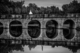 Love reflection / weddingphoto, wedding, wedddingphotographer, sobokar.com, sobokar, reflection, lovestory, weddingdress, groom, b&amp;w, bridge, bride, blackandwhite