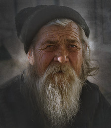 Дед / Старик сидящий на крыльце магазина в одной из деревень Волгоградской области.