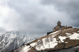 Монастырь Гелати / На высоте 1600 м, рядом с Казбеком. Грузия. Вот так &quot;повезло&quot; с погодой, Казбека совсем не видно. Но монастырь реально такой суровый.