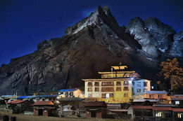 Среди гор. / Этот один из наиболее значимых и высокогорных буддийских монастырей Непала находится в деревне Тенгбоче на высоте 4100м.