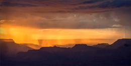 &nbsp; / Гранд-Каньон образован рекой Колорадо, на протяжении миллионов лет постепенно размывавшей плато Колорадо. Вода прорезала себе путь в сравнительно мягких породах (известняки, песчаники и сланцы), добравшись до твердого гранита.
Самое живописное зрелище ждет туристов вечером – это закат, окрашивающий скалы в сказочные желтые, розовые и красные тона. Для наблюдения за закатом есть удобная площадка, где все собираются и рассаживаются на каменных ступенях как в театре. Вот и на этот раз закат порадовал не только красивыми красками, но и приближающейся грозой. 
Небо менялось с большой скоростью. Постоянные молнии вспыхивали то там, то там. Приближалось торнадо. Воронкообразный вихрь образовывался в грозовых облаках и притягивался вниз к земле. Периодически начинался сильный ветер, сбивая с ног установленные штативы. Зрители аплодировали каждой молнии и каждому удару грома, как в театре стоя!