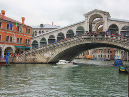 Мост Риальто / Мост Риальто (итал. Ponte di Rialto) — один из четырёх мостов через Гранд-канал в Венеции, располагается в квартале Риальто. Самый первый и самый древний мост через канал. Самый известный мост Венеции и один из символов города[1][неавторитетный источник?]. Построен в самой узкой части Гранд-канала. Изначально был деревянным и неоднократно рушился. В конце XVI века был возведён новый мост из камня, дошедший до наших дней. Неподалёку находятся знаменитый рынок Риальто и старинная церковь Сан-Джакомо ди Риальто.