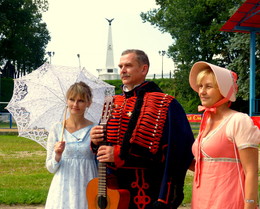 Дело было в парке &quot;Лопатинский сад&quot;. Семья гусара. / Фото сделано 25 сентября 2015 года во время празднования Дня города в Смоленске.