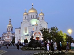 Пора на вечернюю службу / Спасо-Преображенский собор и собор Благовещения Пресвятой Богородицы в Дивеевском монастыре.