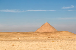 Розовая пирамида / Дахшур. Третья по величине пирамида Египта. Древнее царство, IV династия. Приписывается фараону Снофру.