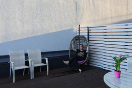 Это я на террасе, в домашней обстановке, в лучах уходящего солнца, т.е. на закате. / Молодой и красивый