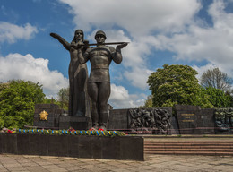 С Днём Победы! / Открыт в 1970 году как &quot;Монумент боевой славы Советских Вооруженных Сил&quot;, теперь называется иначе: - &quot;Мемориал в память о победителях над нацизмом в Великой Отечественной войне&quot;