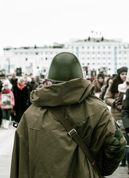 За спиной / За крепкой спиной военных вообще ничего не страшно.
А он будет защищать меня от всего что он видел?