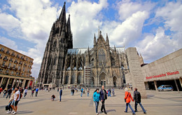 Сквозь века / Кёльнский собор ( Kölner Dom) — готический собор в Кёльне объект всемирного культурного наследия ЮНЕСКО. Строительство: 1248—1437 гг., 1842—1880 гг. С высотой в 157 метров, был самым высоким зданием мира с 1880 по 1884 год. Занимает третье место в списке самых высоких церквей мира.
В 1248 году, когда архиепископ Кёльна Конрад фон Гохштаден заложил первый камень в основание Кёльнского собора, началась одна из самых длинных глав в истории европейского строительства. Кёльн, один из самых богатых и политически могущественных городов тогдашней Германской империи, считал нужным, следуя примеру Франции, иметь свой кафедральный собор — и его масштабы должны были затмить все остальные храмы.