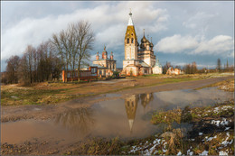 Апрель / Россия. Ивановская обл. Село Парское. 
Храмовый комплекс церквей Усекновения главы Иоанна Предтечи и Вознесения Господня. Рядом с ним - памятник землякам не вернувшимся с Великой Отечественной войны. 

апрель 2016г