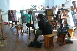 Штрихи к портрету / открытый урок в художественной школе, серия снимков - фото для школьного стенда.