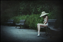 Дама в шляпе / Летним утром в парке
