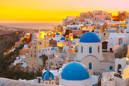 Закат в Ойе / Синие купола церквей и белые домики в золотистом цвете заката, Ойя, Санторини, Греция