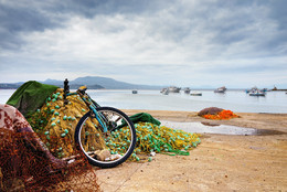 Вечер на набережной в Корони / Koroni. Fishing nets and abandoned bicycle on seafront. Messinia, Greece