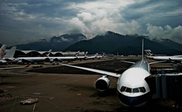 Выше только горы / Международный аэропорт Гонконга (HKG) носит гордое имя Chek Lap Kok (буквально «мыс морского окуня») — так назывался один из каменистых островков, на которых в 1992 году началось строительство нового аэропорта.