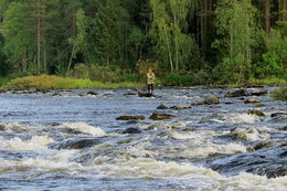 Северные речки быстрые / Река Тумча, по ней часто сплавляются туристы и много рыбаков