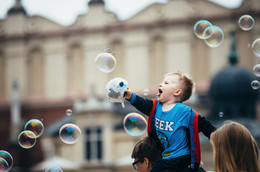 Любитель пузырей / Мальчик сидит на шее у папы и ловит мыльные пузыри, Краков, Польша