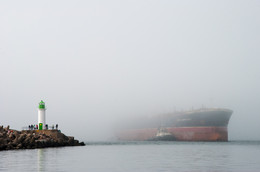 Guest or ghost ? / Сплошной туман на входе в порт, когда корабли буквально &quot;вываливаются&quot; из белого &quot;занавеса&quot;.