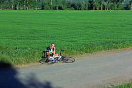 Эх, путь дорожка / Заплутал Я немножко! Эх-дорожка....[img]http://www.fotokonkurs.ru/uploads/photos/contests/2016/05/06/6/0ec616b02d8e74bca9a9ffb40fb9bb99/1600.jpg[/img]Неузнанный ангел-хранитель
 Ему незнакомых людей,
 Никем незаметный спаситель –
 Обходчик железных путей.