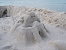 пясчанае дойлідства / Пясчанік - гэта маленькая істота, якая будуе замкі з пяску на ўзбярэжжы мора...