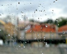 Что такое дождь для города? / серые капли
сжимающие в тиски
человеческие надежды:)

Прага, сентябрь 2007г