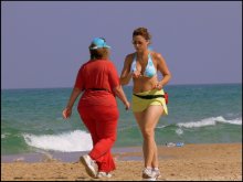 легкоатлетки / море пляж спортивная ходьба