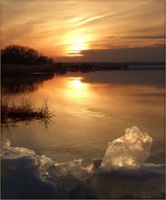 Золото и лёд весны / В марте гладь Минского моря частично освободилась от льда, в то время , как на берегу лежали ешё не растаявшие льдины.
Приятного всем просмотра.