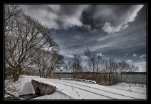 Тревожное настроение природы... / По правде сказать, фото было сделано не зимой, как может показаться, а в марте во время нестабильной погоды и сильных снегопадов. Тут отражено состояние природы как раз перед одним из таких снегопадов.