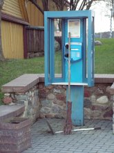 Нечего здесь мусорить - покупайте мобильники! / Пригород Вильнюса 2006 год.