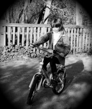 Первый велосипед. / Девочка учится кататься.