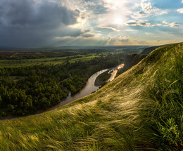 Ковыльные берега Кубани. / Ставропольский край, Кочубеевский район, русло реки Кубань - граница Ставропольского край и Карачаево-Черкесской республики.
Наступала весенняя гроза, на горизонте слева шёл ливень.
Начало мая, 2016.