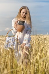 Белорусочка / девушка в национальной одежде в поле. Тематический портрет