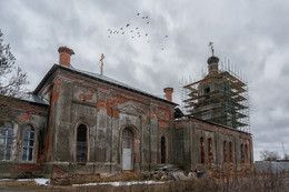 Заброшенная церковь на берегу реки Дубна / Церковь 1847 года. Деревня Иванцево, постоянное население 10 человек (2010 год)