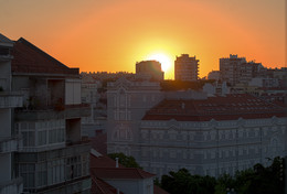 гамма теплых тонов / Португалия, вид из окна, рассвет